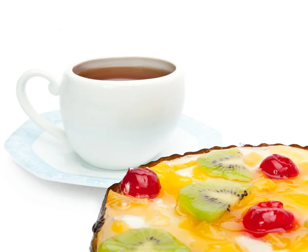Tortenfrüchte und eine Tasse Tee — Stockfoto