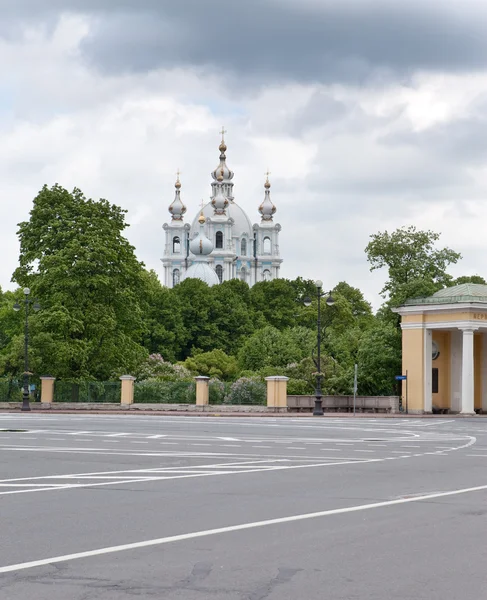 スモルニー大聖堂(スモルニー修道院)の眺めプロレタリア独裁の広場を通ってサンクトペテルブルク. — ストック写真