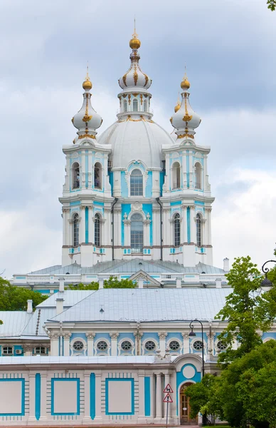 Vista de la catedral de Smolnyi (Convento de Smolny) San Petersburgo. Rusia — Foto de Stock