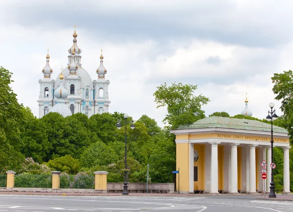 Uitzicht op de kathedraal van Smolnyi (klooster van Smolny) Sint-Petersburg door het plein van de proletarische dictatuur. — Stockfoto