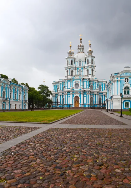 Kijk op Smolnyi kathedraal (Smolny klooster) Sint-Petersburg. Rusland — Stockfoto
