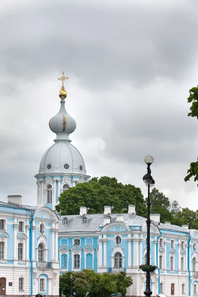 Smolnyi собор (Смольний монастир) Святого Petersburg.Russia — стокове фото