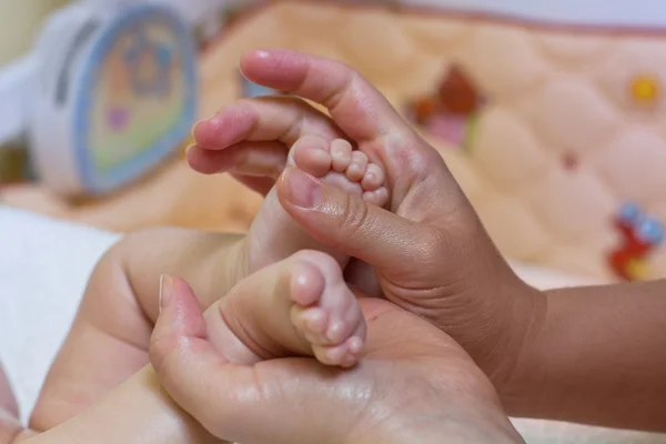 Bambino piedi massaggiante — Foto Stock