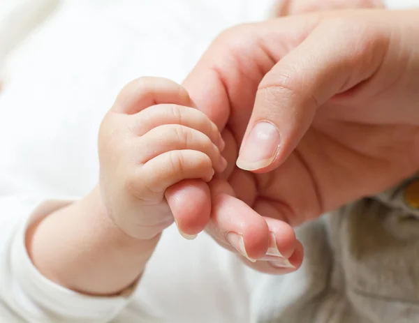 Bebé sosteniendo la mano madre —  Fotos de Stock