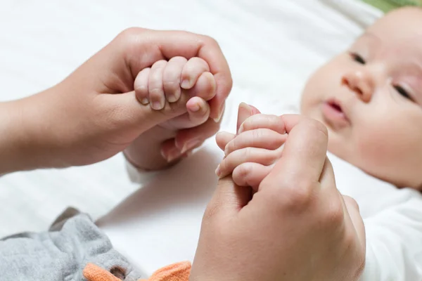 Baby die moeder hand — Stockfoto