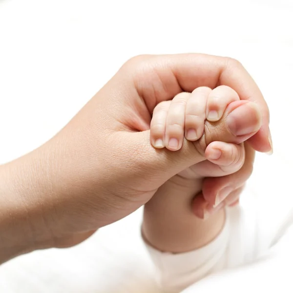 Ребенок держит мать за руку — стоковое фото