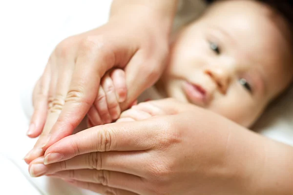 Bebê segurando mão mãe — Fotografia de Stock
