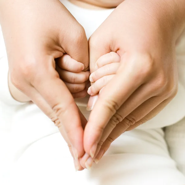 Bebê segurando mão mãe — Fotografia de Stock