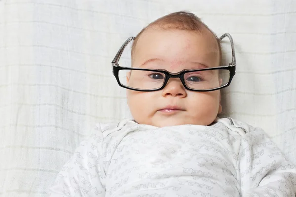 Engraçado bebê inteligente — Fotografia de Stock