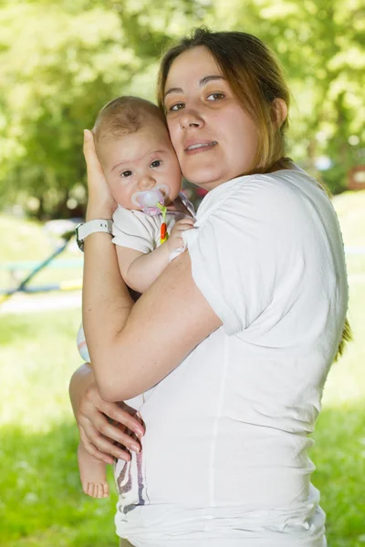 Anya és a baba szabadtéri — Stock Fotó