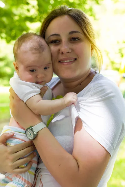 母親と赤ちゃんの屋外 — ストック写真