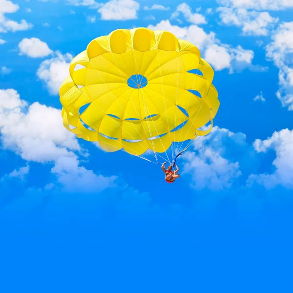 Vrouwelijke parachutist over blauwe zomer hemel — Stockfoto