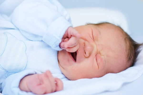 Pasgeboren babymeisje huilen — Stockfoto