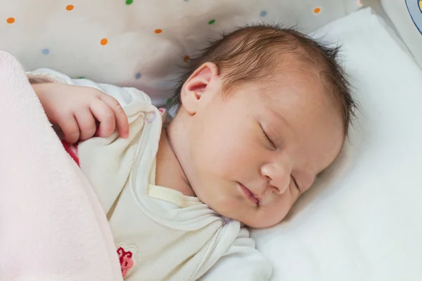 Nyfödd flicka sover — Stockfoto