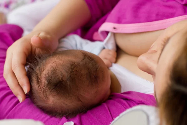 Кормление новорожденного ребенка — стоковое фото
