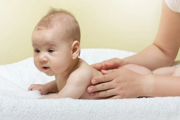 Massaggio del bambino — Foto Stock