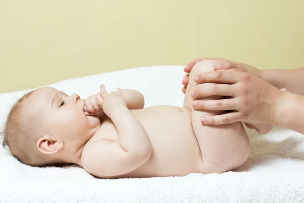 Babymassage — Stockfoto