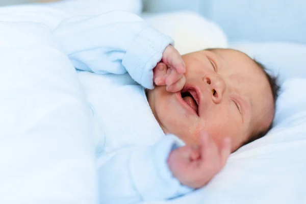 Bebé recién nacido llorando — Foto de Stock