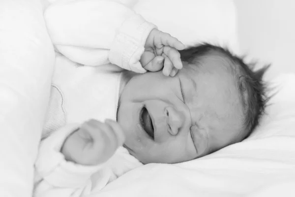 Gråter nyfödd baby girl — Stockfoto