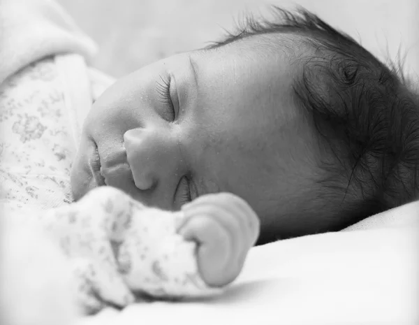 Nowonarodzona dziewczynka śpi — Zdjęcie stockowe