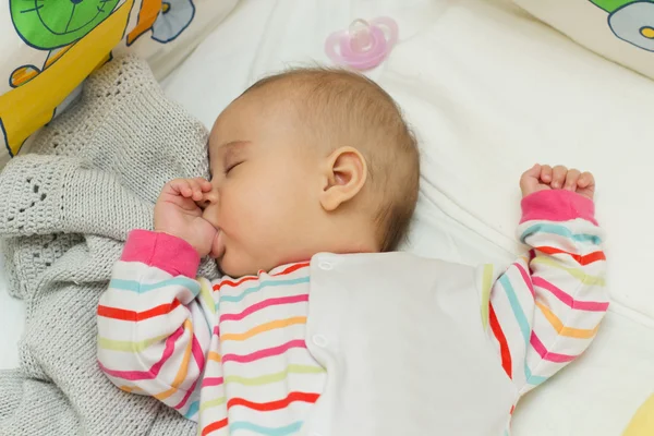 Uyuyan sevimli bebek kız — Stok fotoğraf