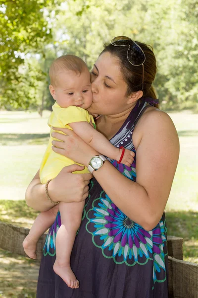 Mãe e bebê ao ar livre — Fotografia de Stock