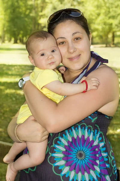 Madre y bebé al aire libre — Foto de Stock