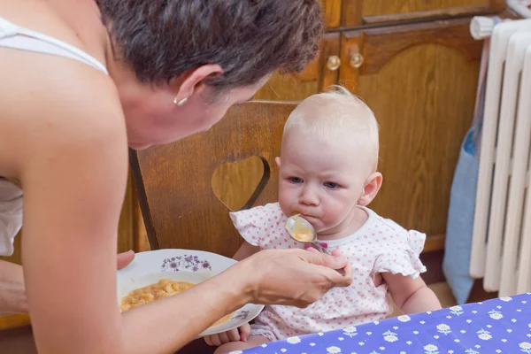 Abuela alimentación nieta —  Fotos de Stock