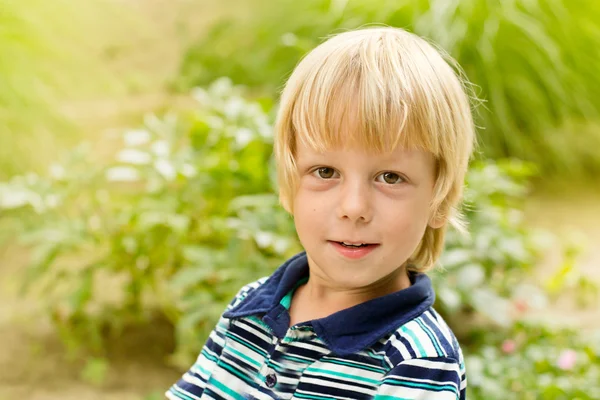 Smiling little boy in the park — Stock Photo, Image