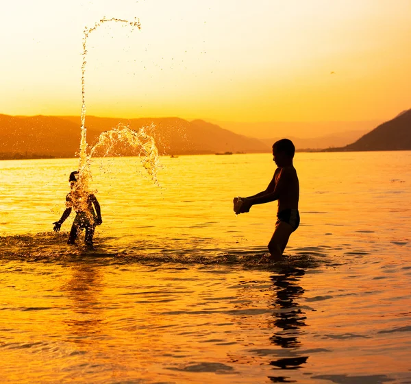Letnie zabawy w wodzie — Zdjęcie stockowe