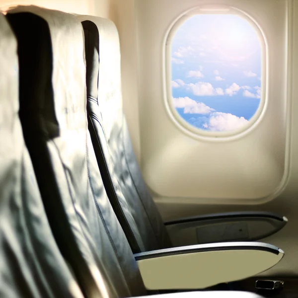 Weergave van de lucht en de wolken met zonlicht vanuit het vliegtuig venster — Stockfoto