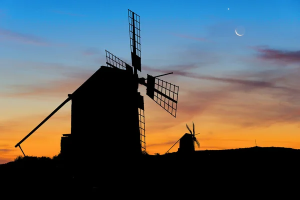 Luna e Venere sui mulini a vento spagnoli al tramonto — Foto Stock