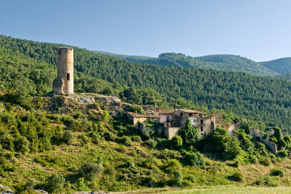 Заброшенная деревня на горе Пиренеи, Каталония, Испания — стоковое фото