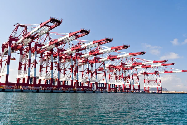 工業港の貨物クレーン — ストック写真