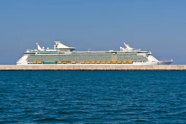 Cruiseschip dat verlaat de haven van barcelona — Stockfoto