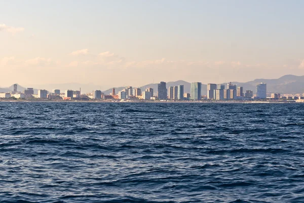 Denizden görülen barcelona kıyıları — Stok fotoğraf
