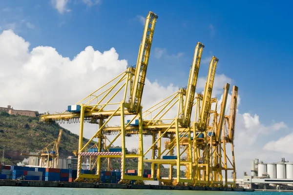 Grúas de carga en puerto industrial — Foto de Stock