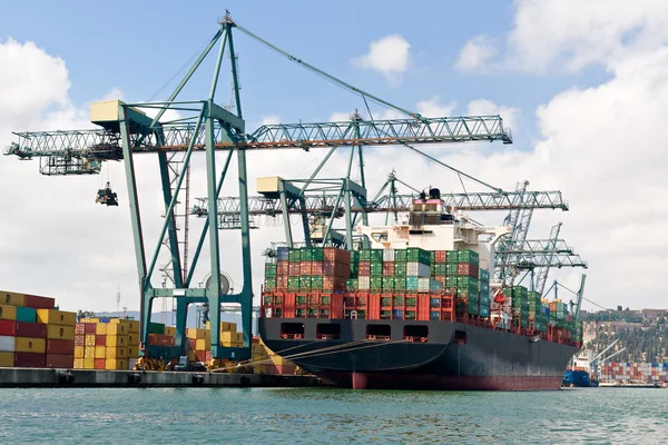 Cargo hajó berakodás konténerek — Stock Fotó