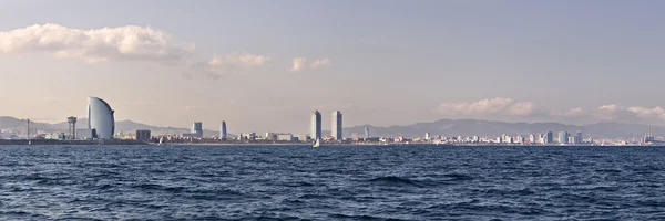 巴塞罗那海岸线从海见过 — 图库照片