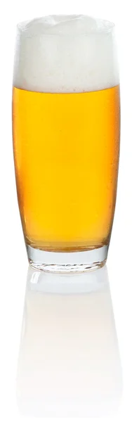 Bicchiere con birra su sfondo bianco — Foto Stock