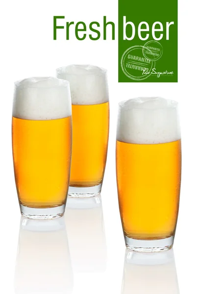 Glas med öl på vit bakgrund — Stockfoto