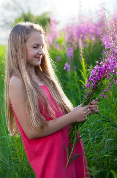 Schönes Mädchen mit Blumen — Stockfoto
