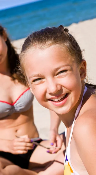 Menina bonita se divertindo na praia — Fotografia de Stock