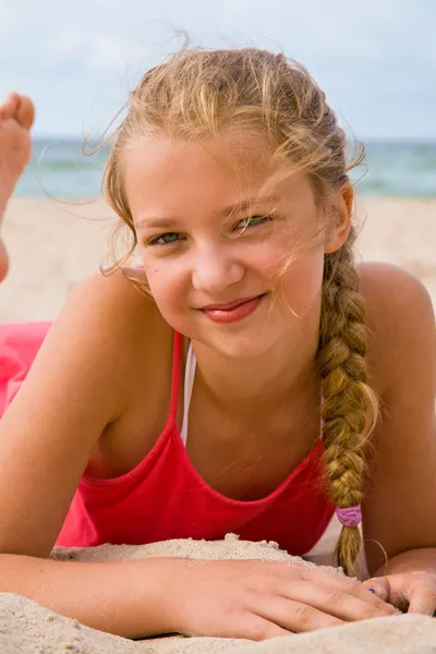 Menina loira bonita na praia — Fotografia de Stock