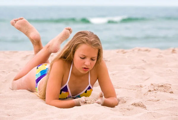 Νεαρό κορίτσι βάζει στην παραλία — Φωτογραφία Αρχείου