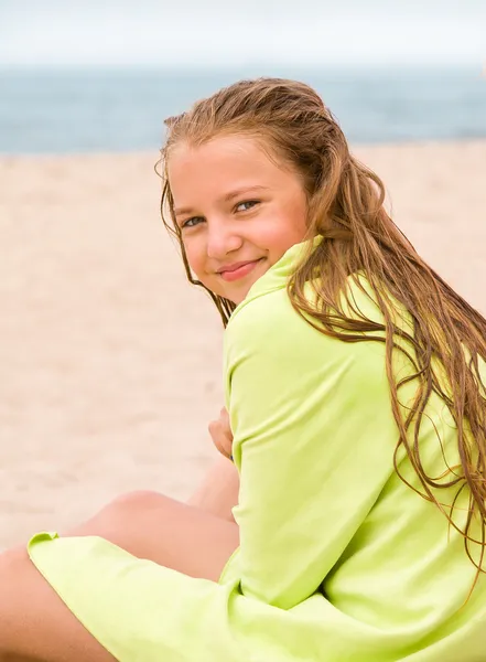 Blond dziewczynka z zielony ręcznik — Zdjęcie stockowe