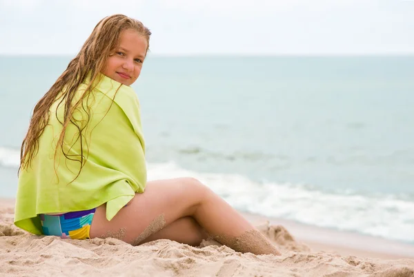 Schoonheid meisje op het strand — Stockfoto
