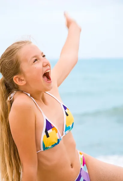 Beauty young girl on the beach — Stock Photo, Image
