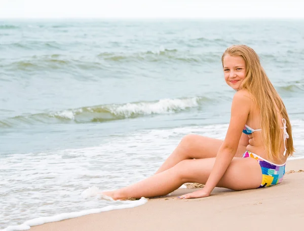 Blond tjej på stranden — Stockfoto