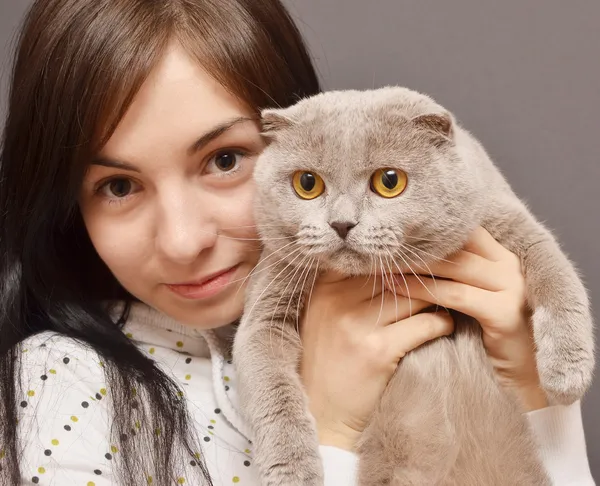 Mädchen mit Katze — Stockfoto